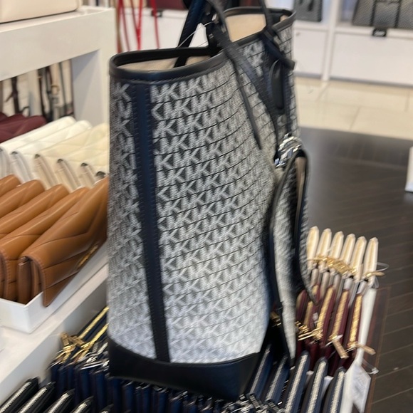 Michael Kors Eva Large Ombré Signature Logo Tote Bag
Black
NWT - Picture 12 of 16